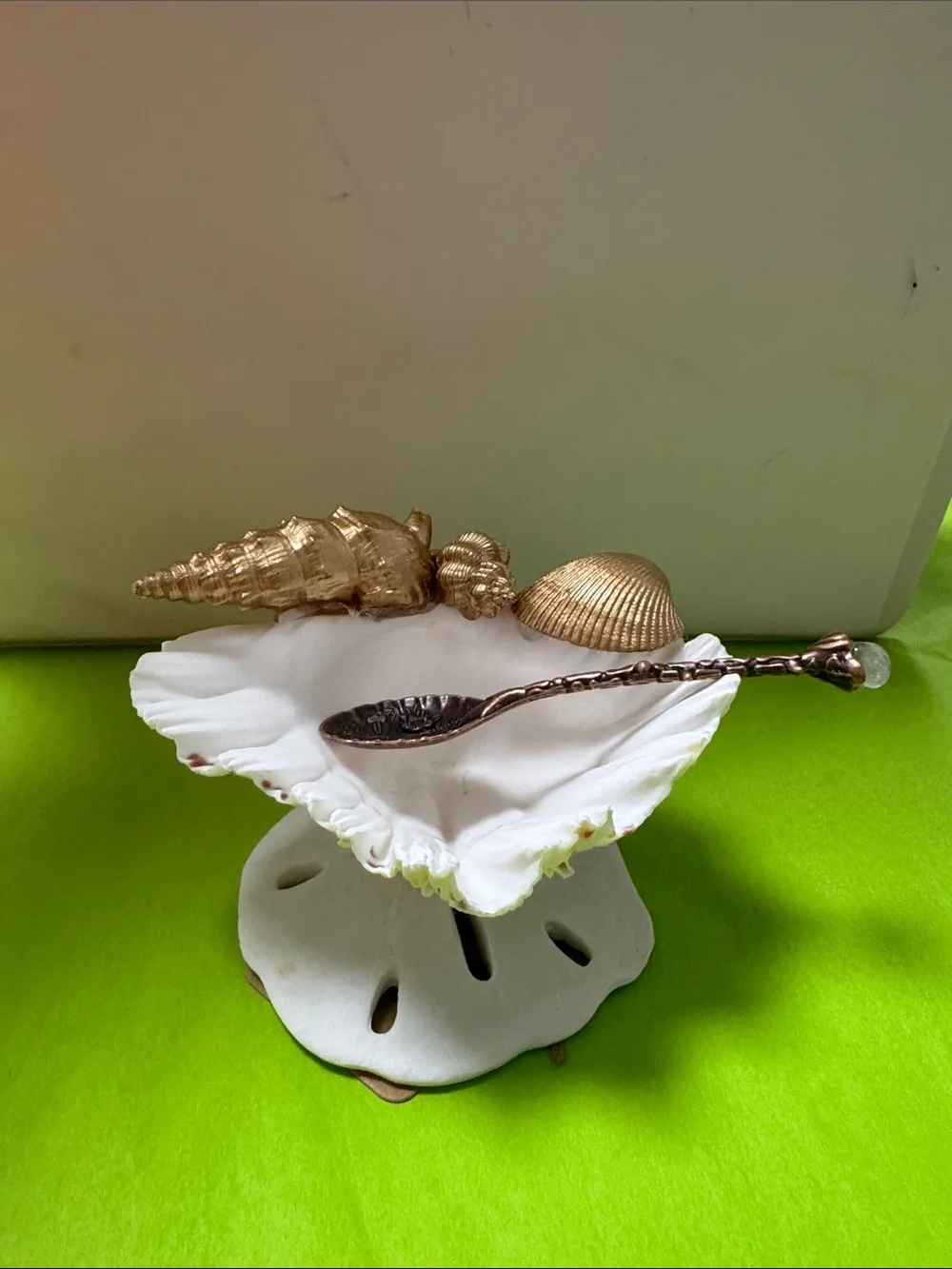 Decorative Bear Paw Shell Serving Dish with Spo for Home Dining - White & Copper